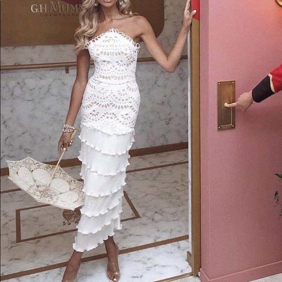 Elliatt Dresses & Skirts - Elliatt white and cream midi dress